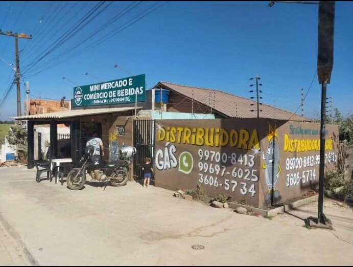 Fachada da DG Gás e Mini Mercado na Rua das Violetas